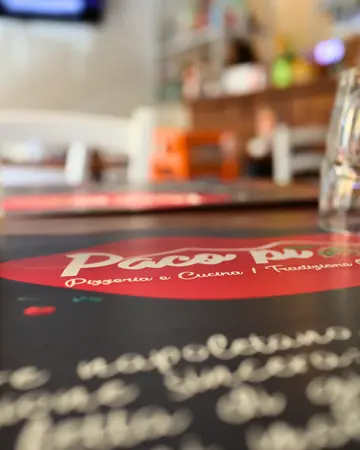 La tovaglietta rossa di Paco Pì su un tavolo apparecchiato della sala