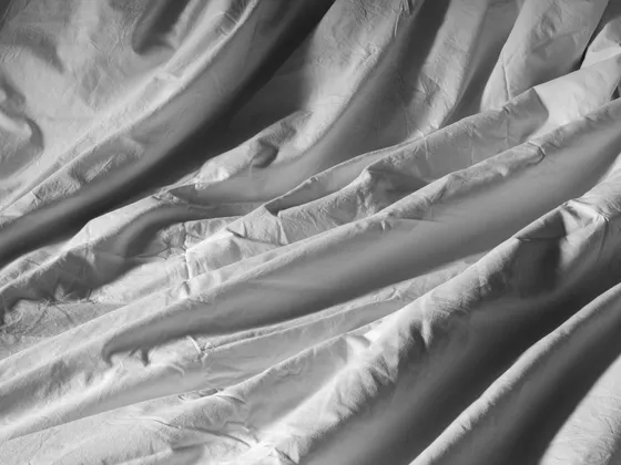 Piumone bianco di cotone, morbido e increspato, visto da vicino