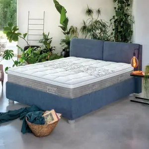Letto blu con materasso Permaflex, fra le piante