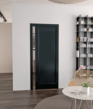 Porta interna nera in un soggiorno con libreria