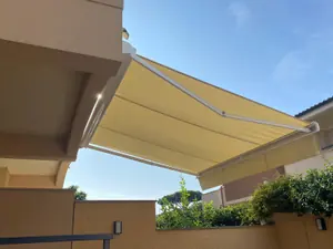 Tenda da sole a bracci aperta su un terrazzo