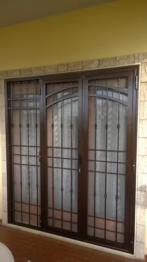 Portafinestra a due ante con grata di sicurezza