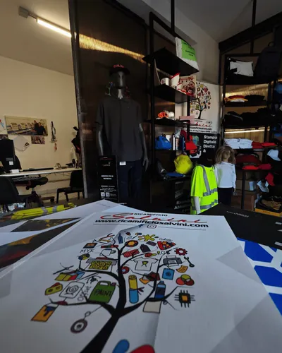Un pannello con l’albero dei prodotti stampati sul tavolo dello showroom, con il manichino sullo sfondo
