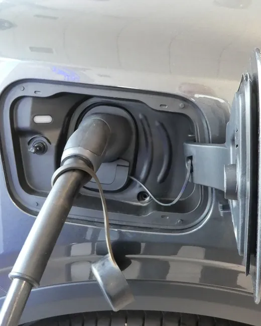 La spina di ricarica inserita nella presa di un'auto elettrica