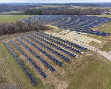 Un parco fotovoltaico visto dall'alto, file di pannelli in mezzo ai campi