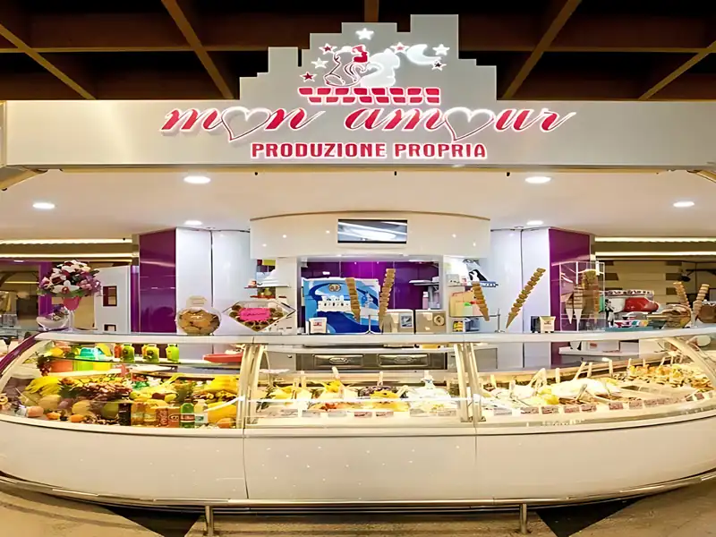 Il banco di una gelateria con le vetrine refrigerate, allestito da Spaziani Arreda