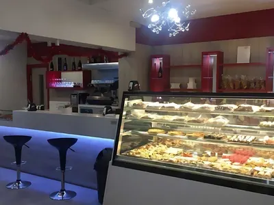 Banco frigo per pasticceria illuminato, in un locale allestito da Spaziani Arreda