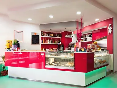 Pasticceria con il bancone rosso e bianco e la vetrina dei dolci: un lavoro di Spaziani Arreda