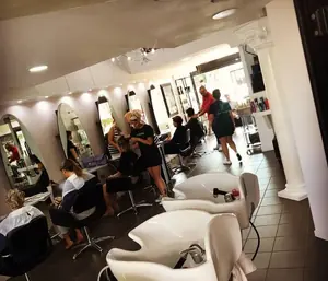 Il salone al lavoro, con i lavaggi bianchi e le specchiere illuminate