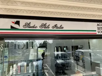 L’insegna di Studio Stile Italia sopra la vetrina