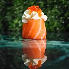 Gunkan di salmone con formaggio fresco e uova di salmone