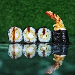 Hosomaki con salsa teriyaki e un gambero in tempura