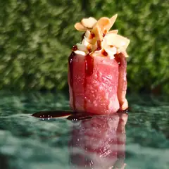 Gunkan di tonno con mandorle a lamelle e salsa teriyaki