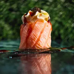 Gunkan di salmone scottato con formaggio fresco e salsa teriyaki