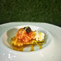 Tartare di salmone su una cialda croccante, con formaggio fresco