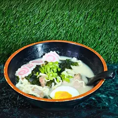 Ramen con uovo, alga, cipollotto e naruto