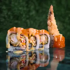 Uramaki con gambero in tempura e salsa