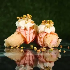 Salmone scottato su tempura, con formaggio fresco e granella di pistacchio