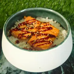 Ciotola di riso con salmone glassato e sesamo