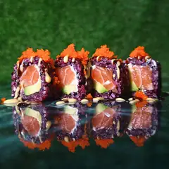 Uramaki di riso venere con salmone, avocado e tobiko