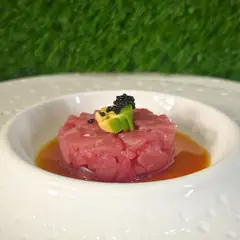 Tartare di tonno con avocado e uova di pesce