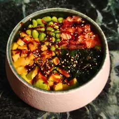 Poke con salmone, edamame, mango, avocado e alghe