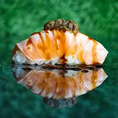 Nigiri di salmone scottato con salsa