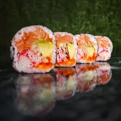 Uramaki di salmone, avocado e surimi