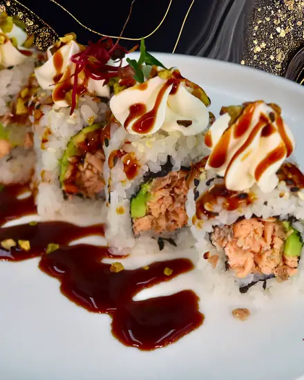 Uramaki di salmone e avocado con formaggio fresco, salsa teriyaki e granella di pistacchio