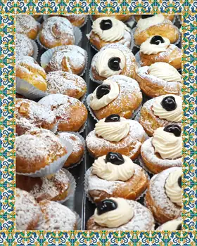 Zeppole con crema e amarena, una accanto all’altra nel vassoio