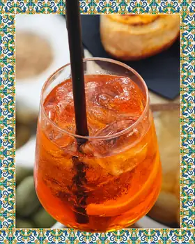 Uno spritz con ghiaccio e cannuccia