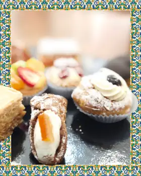Pasticcini: un cannolo con arancia candita, una crostatina alla frutta e un bignè