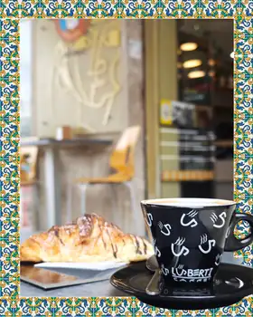 Cornetto e caffè sul tavolino davanti al bar
