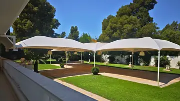 I gazebo bianchi sul prato, visti dalla terrazza