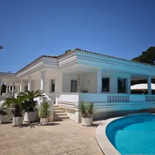 La villa bianca sopra la piscina