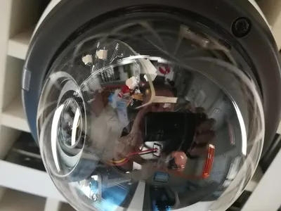 Primo piano della calotta trasparente di una telecamera a cupola